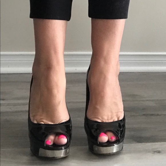 COPY - Stuart Weitzman black patent  pumps - Picture 2 of 5